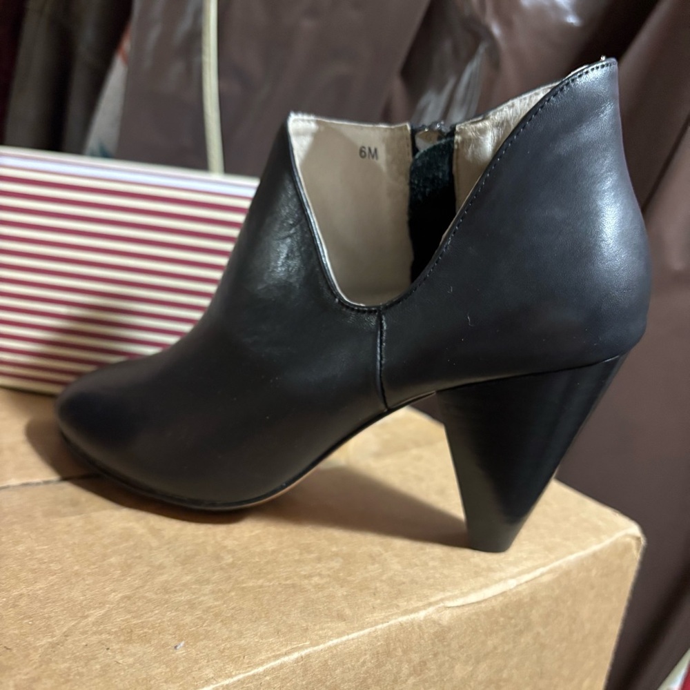 New Matt Bernson 100% Black Leather Cut Out Conical Heel Ankle Booties Size 8